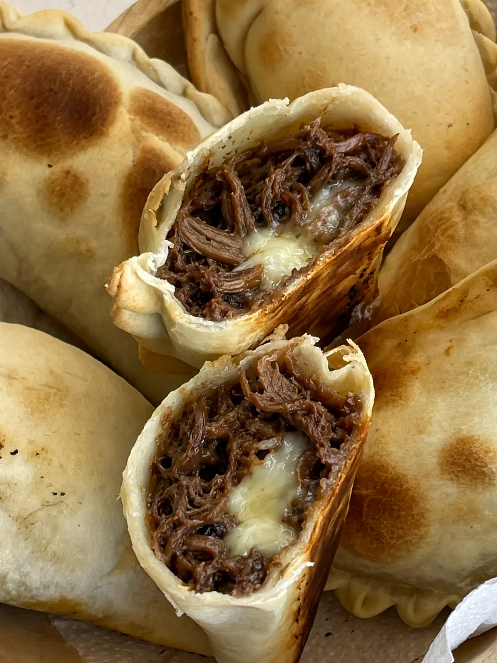 Empanada - Carne braseada con provolone